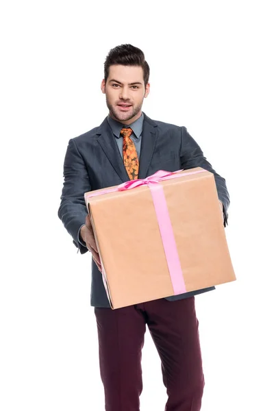Красивий бородатий чоловік тримає подарункову коробку, ізольований на білому — стокове фото