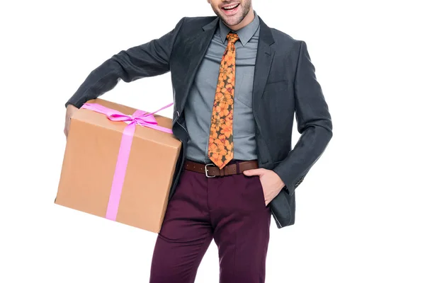 Vista recortada de hombre alegre sosteniendo caja de regalo, aislado en blanco - foto de stock