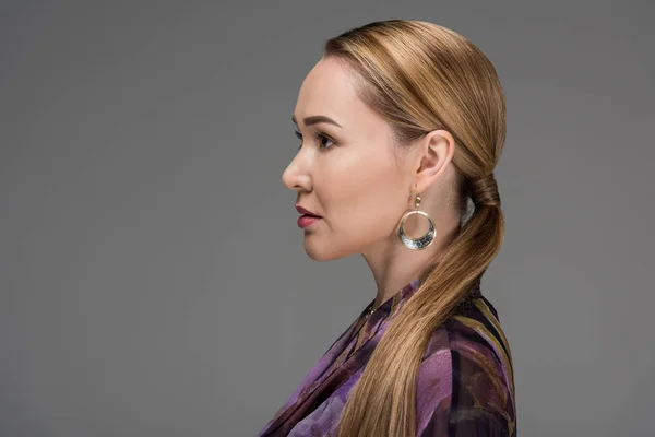 Retrato de perfil de la hermosa mujer kazakh mirando hacia otro lado aislado en gris - foto de stock