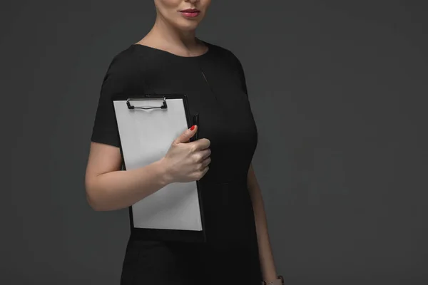 Обрізаний знімок казахської бізнес-леді тримає кишеню ізольовано на сірому — стокове фото