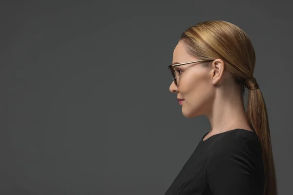 Profilo ritratto di bella donna kazakh in occhiali da vista distogliendo lo sguardo isolato sul grigio — Foto stock
