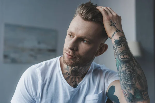 Bel homme tatoué élégant toucher ses cheveux — Photo de stock