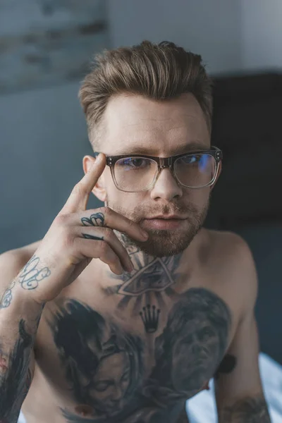 Portrait de bel homme tatoué dans des lunettes élégantes — Photo de stock