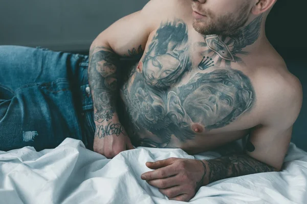 Homme tatoué — Photo de stock