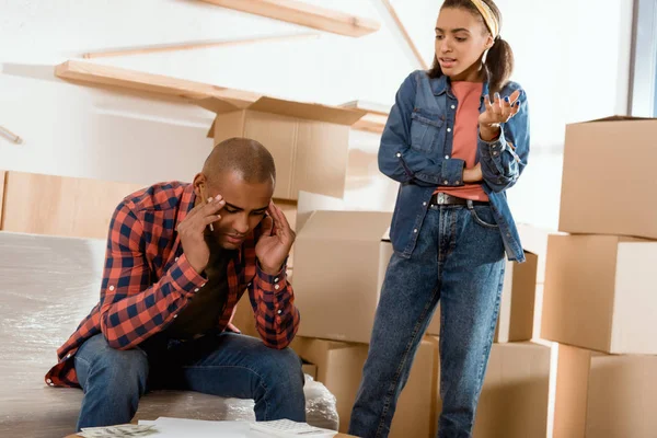 African american quarreling couple moving to new apartment — Stock Photo