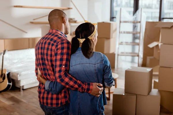 Rückansicht eines afrikanisch-amerikanischen Paares, das mit Pappkartons ein neues Zuhause sucht — Stockfoto