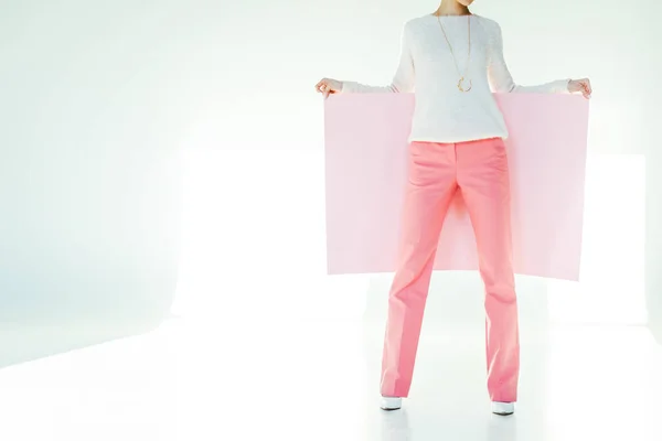 Ritagliato colpo di ragazza alla moda tenendo banner rosa sul grigio — Foto stock