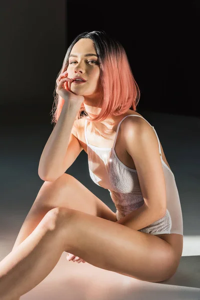 Sensuale donna con capelli rosa in posa in pizzo bianco body — Foto stock