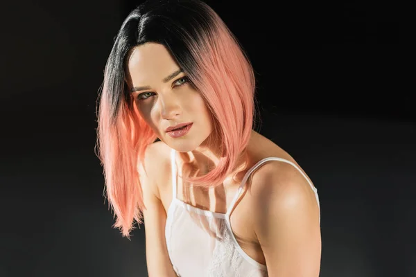 Schöne Frau mit rosa Haaren posiert im weißen Spitzenbody, isoliert auf schwarz — Stockfoto