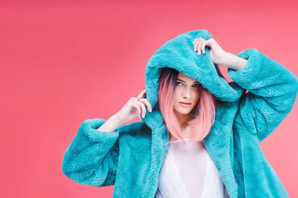 Glamour-Model posiert im Spitzenbody und trendigem blauen Pelzmantel, isoliert auf rosa — Stockfoto