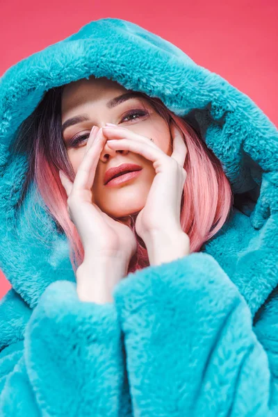 Attraente ragazza alla moda in posa in pelliccia blu, isolato su rosa — Foto stock