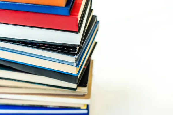 Mucchio di libri colorati, isolato su bianco — Foto stock