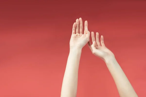 Vista cortada de mãos femininas concurso, isolado em vermelho — Fotografia de Stock