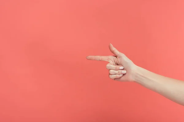 Vista ritagliata della mano femminile che punta isolata sul rosso — Foto stock