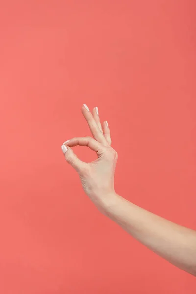Vista recortada de la mano femenina con signo de ok, aislado en rojo - foto de stock
