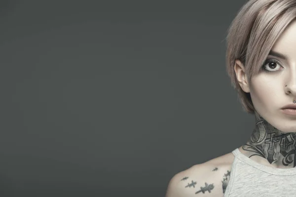 Vista cortada de menina tatuada atraente, isolado em cinza — Fotografia de Stock