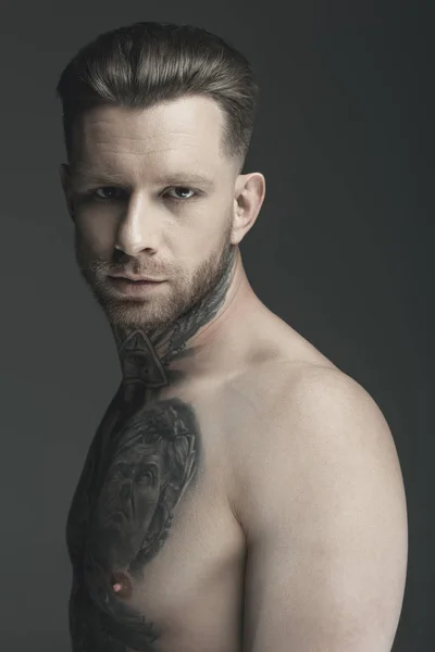 Красивый мужчина без рубашки с татуировкой, изолированный на сером — стоковое фото