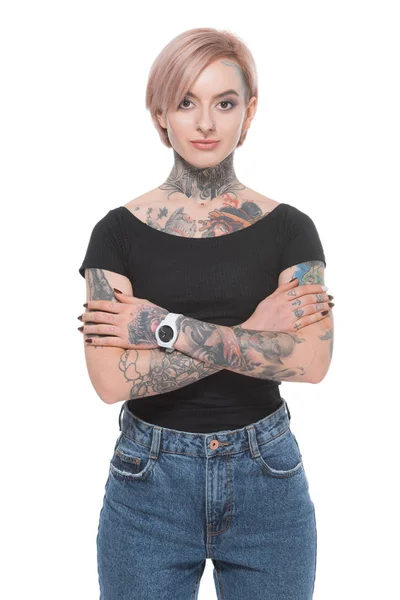 Jolie fille tatouée avec les bras croisés, isolé sur blanc — Photo de stock