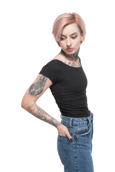 Élégante fille tatouée avec des cheveux roses, isolé sur blanc — Photo de stock