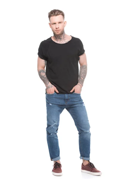 Hombre tatuado en ropa casual, aislado en blanco - foto de stock