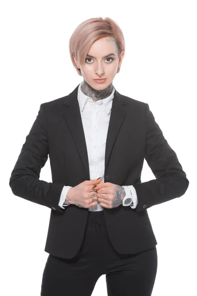 Tätowierte Geschäftsfrau mit rosa Haaren posiert im Anzug, isoliert auf weiß — Stockfoto