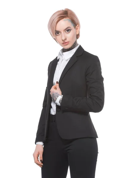 Mujer de negocios con el pelo rosa posando en traje, aislado en blanco - foto de stock