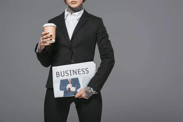 Vista recortada de la mujer de negocios con café para llevar y periódico, aislado en gris - foto de stock
