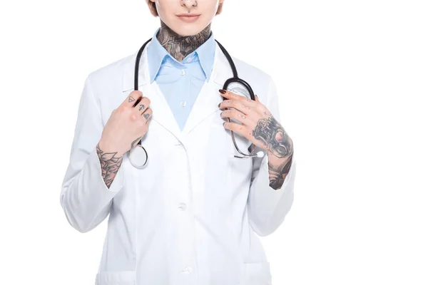 Обрізаний вид жінки-лікаря в білому пальто зі стетоскопом, ізольований на білому — стокове фото