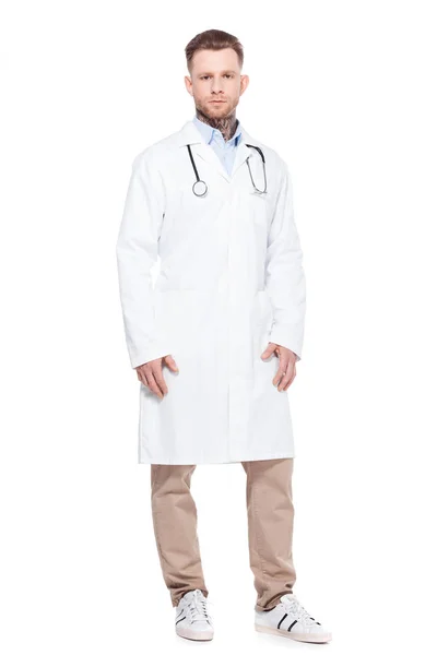 Bellissimo medico professionista in mantello bianco con stetoscopio, isolato su bianco — Foto stock