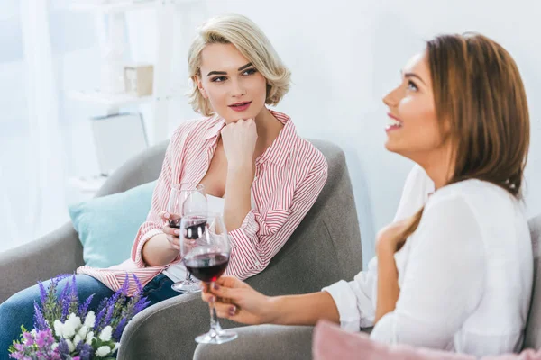 Mulheres bonitas com copos de vinho tinto e passar o tempo juntos — Fotografia de Stock