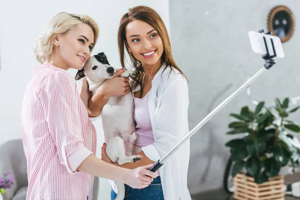 Attrayant filles prendre selfie avec jack russell terrier chien — Photo de stock