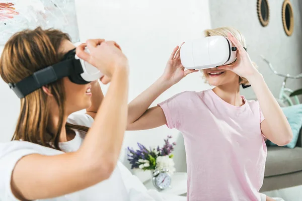 Schöne Mädchen, die Spaß haben und Virtual-Reality-Headsets zu Hause verwenden — Stockfoto