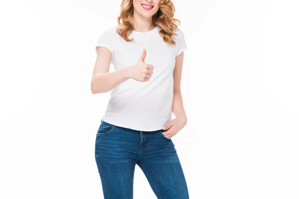 Vista parcial de la mujer sonriente mostrando el pulgar hacia arriba aislado en blanco - foto de stock