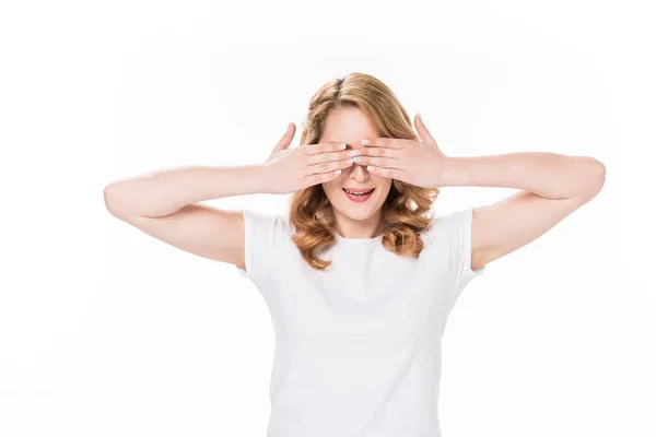 Visión oscura de la mujer caucásica cubriendo los ojos con las manos aisladas en blanco - foto de stock