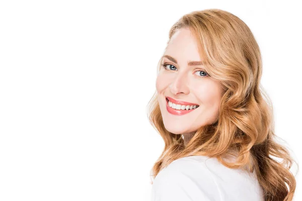 Retrato de mulher sorridente atraente olhando para a câmera isolada no branco — Fotografia de Stock