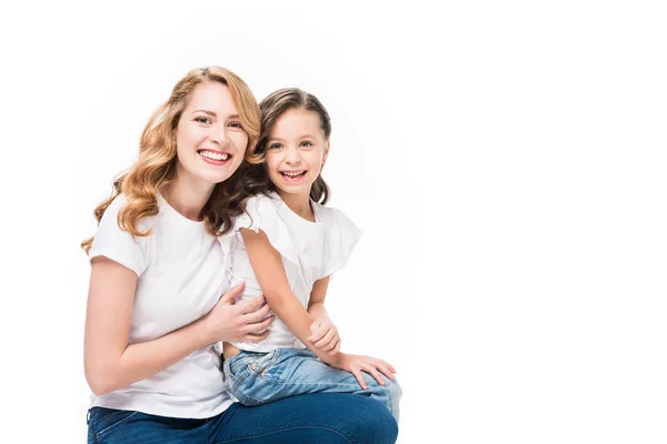 Retrato de mãe sorridente e filha isolada em branco — Fotografia de Stock