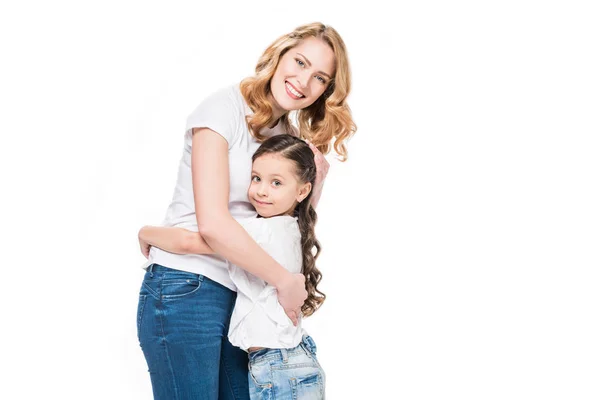 Retrato de família feliz abraçando uns aos outros isolado no branco — Fotografia de Stock