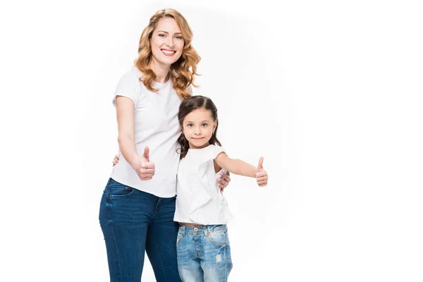 Porträt von lächelnder Mutter und Tochter, die vereinzelt Daumen nach oben auf Weiß zeigen — Stockfoto