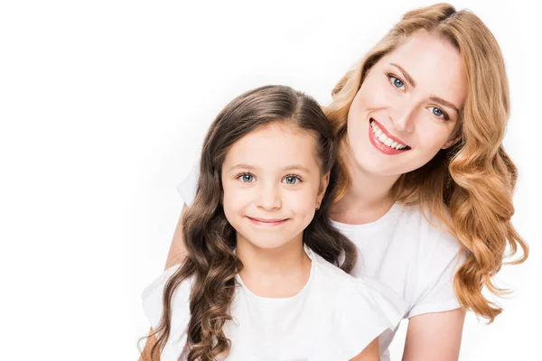 Retrato de madre e hija sonrientes mirando a la cámara aislada en blanco - foto de stock