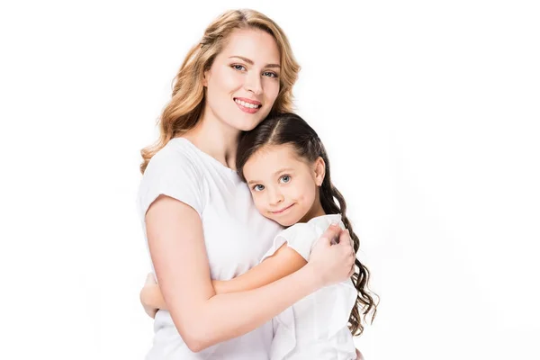 Ritratto di madre e figlia sorridente che si abbracciano isolate sul bianco — Foto stock