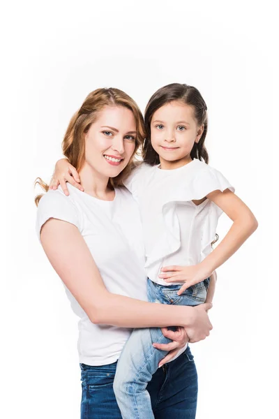Портрет усміхненої матері, що тримає маленьку доньку на руках ізольовано на білому — стокове фото