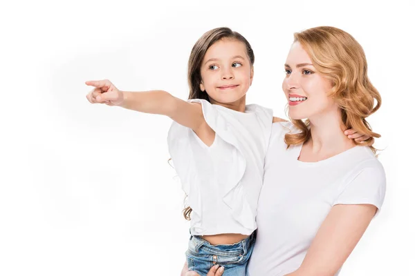 Porträt eines Kindes, das wegzeigt, während es der Mutter etwas zeigt, das auf Weiß isoliert ist — Stockfoto