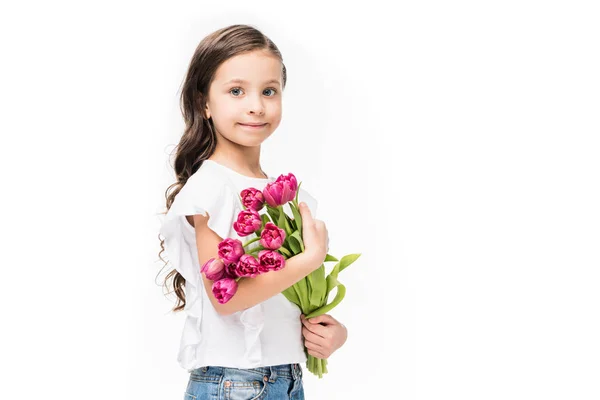 Ritratto di bambino carino con mazzo di fiori in mani isolate su bianco, concetto di giorno di madri — Foto stock