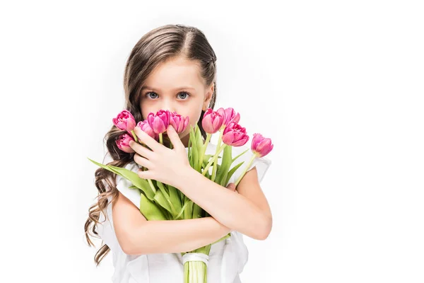 Retrato de criança bonito com buquê de flores em mãos isoladas em branco, conceito de dia de mães — Fotografia de Stock