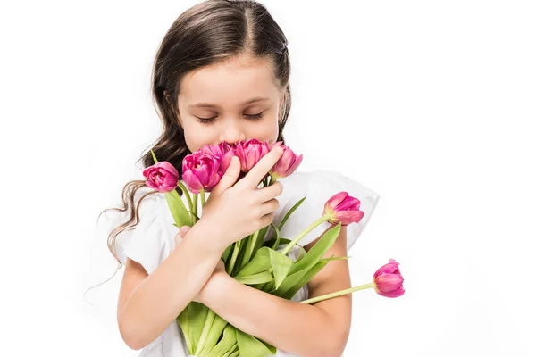 Portrait d'enfant mignon avec bouquet de fleurs dans les mains isolé sur blanc, concept de fête des mères — Photo de stock