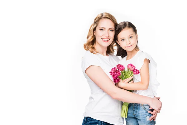 Портрет веселої матері і маленької дочки з букетом квітів ізольовані на білому, концепція Дня матері — стокове фото
