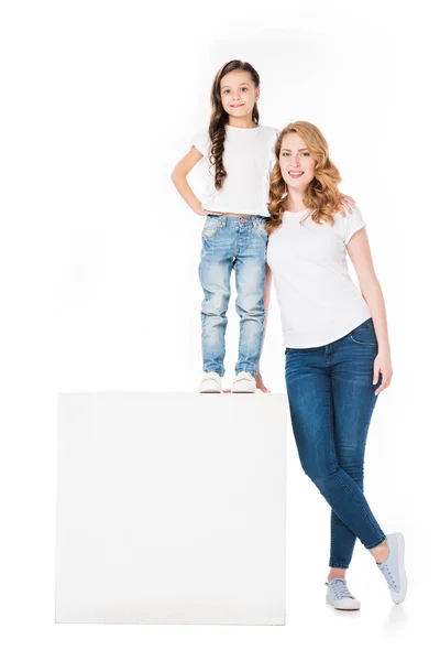 Mãe feliz e filha pequena bonito isolado no branco — Fotografia de Stock