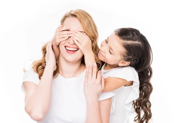 Porträt eines Kindes, das der lachenden Mutter die Augen verdeckt, isoliert auf Weiß — Stockfoto