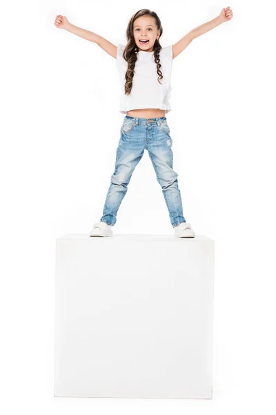 Niño feliz con los brazos extendidos aislados en blanco - foto de stock