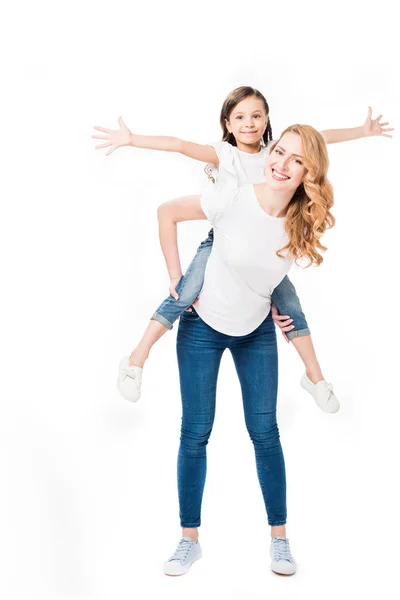 Heureux mère et fille piggybackking ensemble isolé sur blanc — Photo de stock